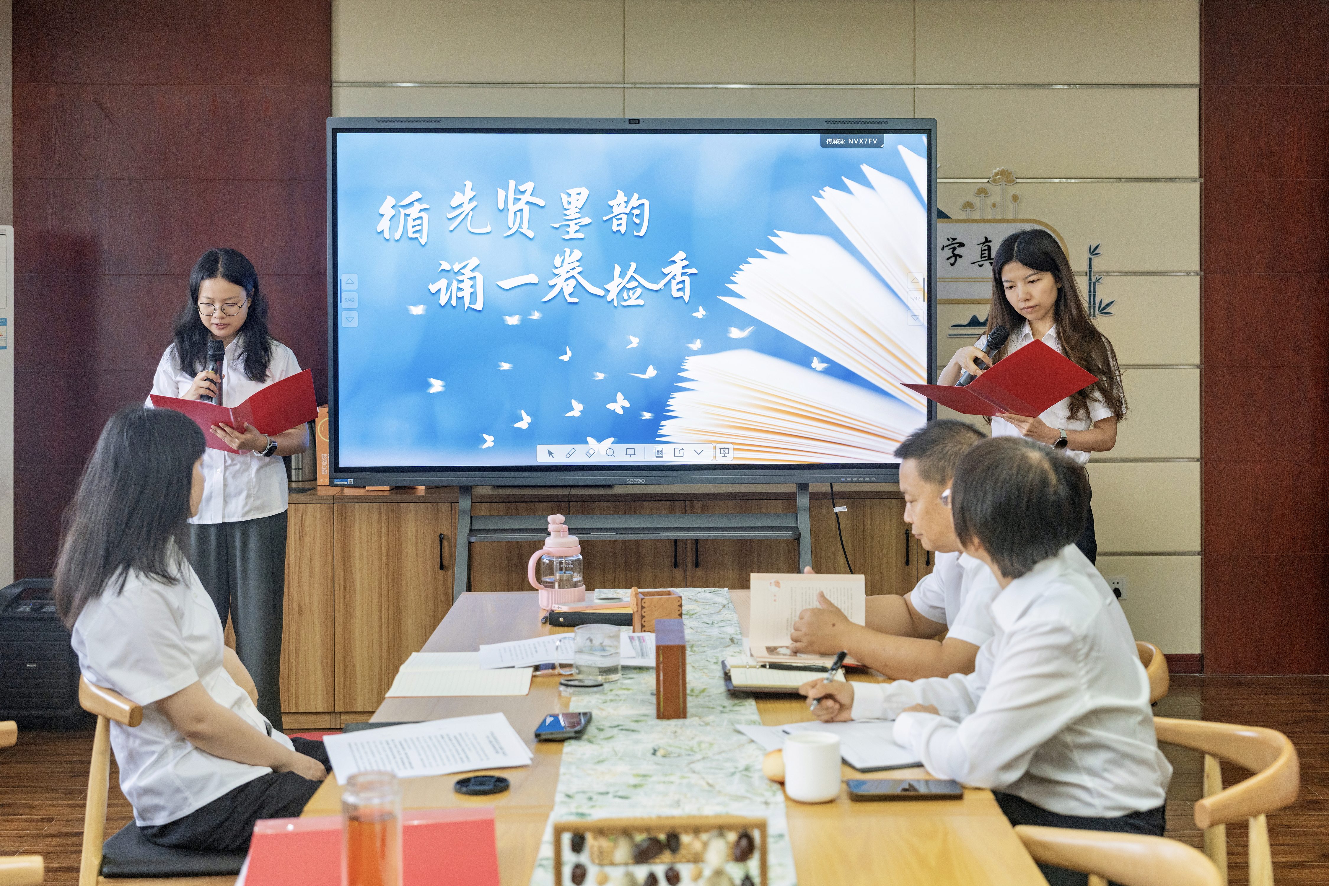 秋日书香飘满院 共读经典砺初心——西陵区检察院开展“墨香伴检行 共读悟初心”主题活动