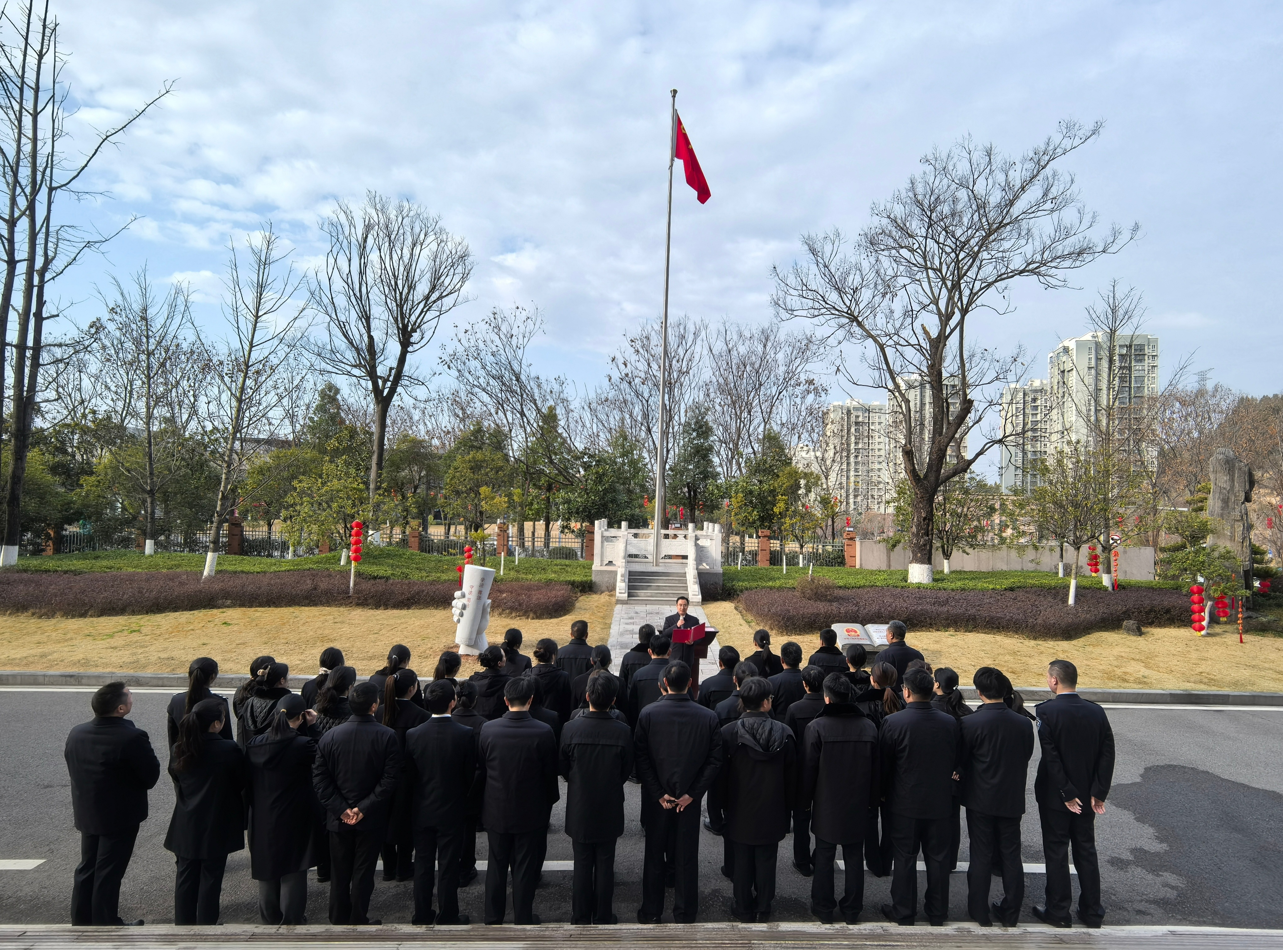 春风浩荡满目新，策马扬鞭正当时